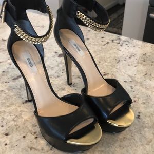 Size 9M Guess pumps